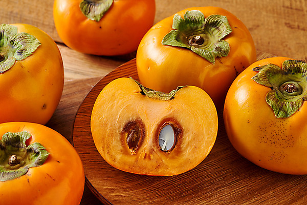 포토 JPG 스튜디오촬영 음식 과일 식재료 단면 실내 근접촬영 사람없음 슬라이스 단감 갈색배경 국내포토 뷰포인트 백그라운드 감 내부 갈색 파일형식