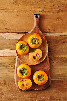 포토 JPG 스튜디오촬영 음식 과일 식재료 단면 실내 사람없음 하이앵글 슬라이스 나무도마 단감 플랫레이 갈색배경 국내포토 뷰포인트 백그라운드 도마 감 내부 목재 갈색 플랫 파일형식