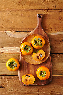 포토 JPG 스튜디오촬영 음식 과일 식재료 단면 실내 사람없음 하이앵글 슬라이스 나무도마 단감 플랫레이 갈색배경 국내포토 뷰포인트 백그라운드 도마 감 내부 목재 갈색 플랫 파일형식