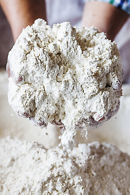 포토 JPG 손 곡류 실내 들기 신체부위 밀 경상남도 특산물 밀가루 방앗간 진주시 국내포토 모션 사람 내부 가루 경상도 파일형식