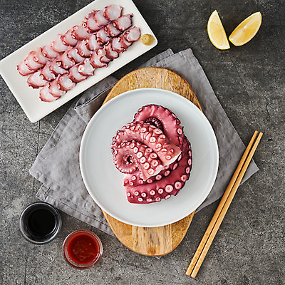 포토 JPG 스튜디오촬영 접시 음식 식재료 회색배경 실내 요리 사람없음 하이앵글 식탁보 소스 레몬 해산물 문어 나무젓가락 나무도마 문어다리 플랫레이 문어숙회 국내포토 식기 뷰포인트 백그라운드 과일 젓가락 연체동물 도마 내부 목재 수중동물 회색 양념 플랫 숙회 파일형식