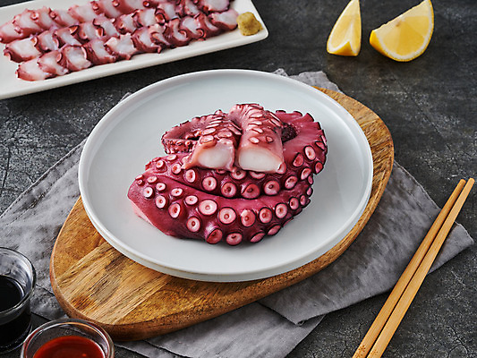 포토 JPG 스튜디오촬영 접시 음식 식재료 회색배경 실내 요리 사람없음 식탁보 소스 레몬 해산물 문어 나무젓가락 나무도마 문어다리 문어숙회 국내포토 식기 백그라운드 과일 젓가락 연체동물 도마 내부 목재 수중동물 회색 양념 숙회 파일형식