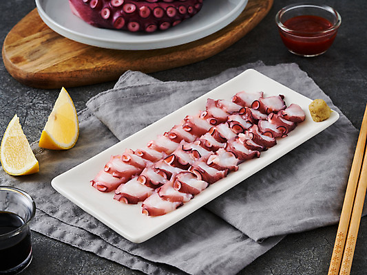 포토 JPG 스튜디오촬영 접시 음식 식재료 회색배경 실내 요리 사람없음 식탁보 소스 레몬 해산물 문어 나무도마 문어숙회 국내포토 식기 백그라운드 과일 연체동물 도마 내부 목재 수중동물 회색 양념 숙회 파일형식