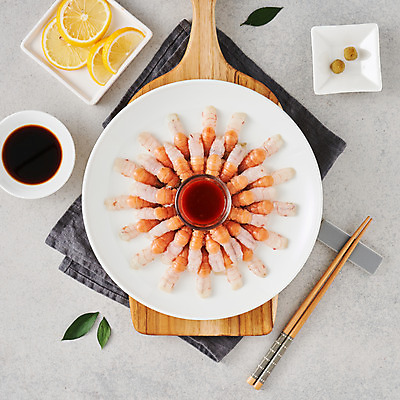 포토 JPG 스튜디오촬영 접시 음식 식재료 회색배경 실내 요리 사람없음 하이앵글 식탁보 레몬 해산물 간장 나무젓가락 나무도마 플랫레이 새우회 딱새우 국내포토 식기 뷰포인트 백그라운드 과일 젓가락 새우 도마 내부 목재 회색 회 양념 플랫 파일형식