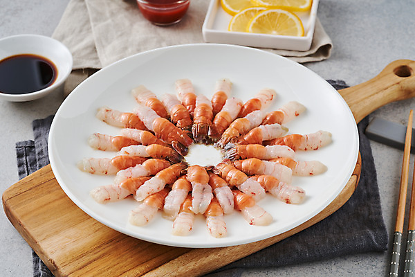 포토 JPG 스튜디오촬영 접시 음식 식재료 회색배경 실내 요리 사람없음 식탁보 레몬 해산물 간장 나무도마 플랫레이 새우회 딱새우 국내포토 식기 백그라운드 과일 새우 도마 내부 목재 회색 회 양념 플랫 파일형식