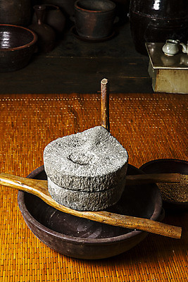 포토 JPG 한국전통 실내 사람없음 제조 대야 경기도 전통주 맷돌 나무받침 양조장 파주 누룩 국내포토 전통 주류 한국 내부 목재 받침대 파일형식