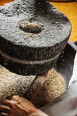 포토 JPG 한국전통 손 실내 신체부위 잡기 제조 대야 경기도 전통주 맷돌 양조장 제조과정 파주 누룩 국내포토 전통 모션 주류 한국 사람 내부 과정 파일형식