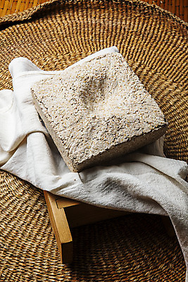 포토 JPG 한국전통 실내 사람없음 나무틀 천 발효 경기도 전통주 멍석 양조장 파주 누룩 국내포토 전통 주류 한국 틀 내부 직물 파일형식