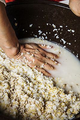 포토 JPG 한국전통 손 실내 신체부위 누름 제조 대야 경기도 전통주 양조장 제조과정 파주 누룩 고두밥 국내포토 전통 모션 밥 주류 한국 사람 내부 과정 파일형식