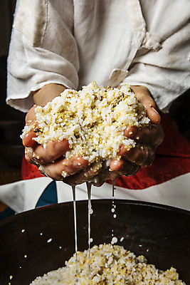 포토 JPG 한국전통 손 실내 한명 들기 사람 상반신 앞모습 제조 경기도 전통주 양조장 제조과정 파주 누룩 고두밥 국내포토 1 전통 뷰포인트 모션 밥 주류 한국 내부 신체부위 과정 파일형식