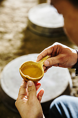 포토 JPG 한국전통 손 실내 한명 들기 사람 옆모습 아웃포커스 경상북도 국자 특산물 발효 나무스푼 식초 예천 국내포토 1 전통 뷰포인트 모션 주방용품 한국 촬영기법 내부 신체부위 경상도 나무숟가락 파일형식