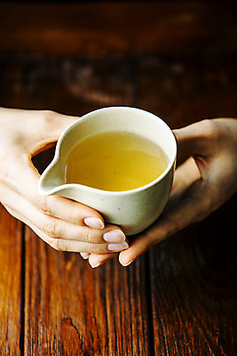 포토 JPG 한국전통 손 실내 들기 신체부위 컵 경상북도 나무바닥 특산물 발효 식초 예천 국내포토 전통 식기 모션 바닥 한국 사람 내부 경상도 파일형식