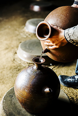 포토 JPG 한국전통 손 발 실내 들기 신체부위 도자기 붓기 땅 경상북도 특산물 발효 식초 예천 국내포토 전통 모션 한국 사람 내부 경상도 파일형식