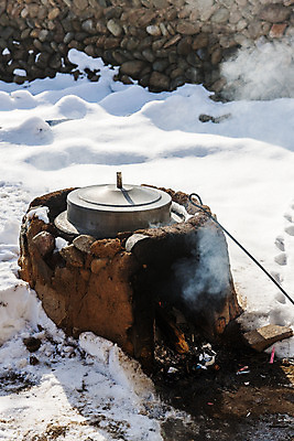 포토 JPG 주간 한국전통 겨울 실내 사람없음 야외 눈 연기 가마솥 아궁이 충청남도 전통주 국내포토 자연요소 전통 계절 날씨 주류 한국 내부 솥 충청도 파일형식