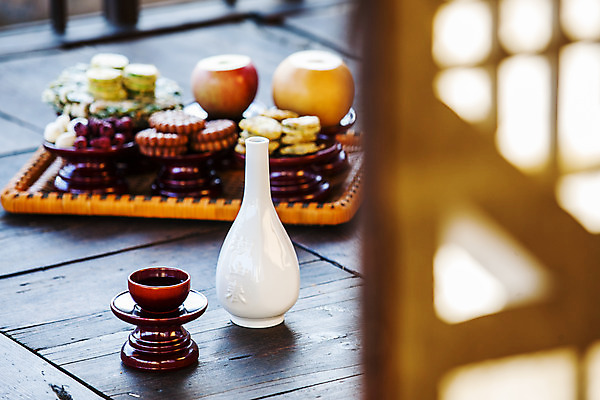 포토 JPG 한국전통 술잔 쟁반 실내 사람없음 소프트포커스 충청남도 나무바닥 제사상 제사음식 전통주 항아리술병 국내포토 전통 술병 잔 바닥 주류 한국 촬영기법 내부 전통음식 제사 충청도 파일형식