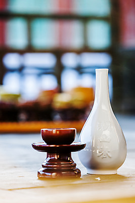 포토 JPG 한국전통 술잔 실내 사람없음 아웃포커스 충청남도 제기_제사 전통주 제사용품 항아리술병 국내포토 전통 술병 잔 주류 한국 촬영기법 내부 오브젝트 제사 충청도 파일형식