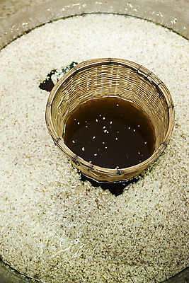 포토 JPG 한국전통 실내 사람없음 바구니 채망 제조 충청남도 발효 전통주 누룩 국내포토 전통 주방용품 주류 한국 내부 충청도 파일형식