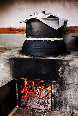 포토 JPG 한국전통 실내 사람없음 가마솥 아궁이 충청남도 천 숯 전통주 숯불 제조과정 국내포토 전통 주류 한국 내부 직물 솥 충청도 과정 파일형식