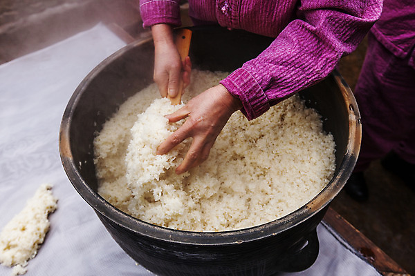 포토 JPG 한국전통 손 실내 한명 들기 사람 상반신 앞모습 만지기 제조 충청남도 전통주 밥솥 나무주걱 제조과정 고두밥 국내포토 1 전통 뷰포인트 모션 밥 주방용품 주류 한국 내부 목재 신체부위 주걱 충청도 과정 파일형식