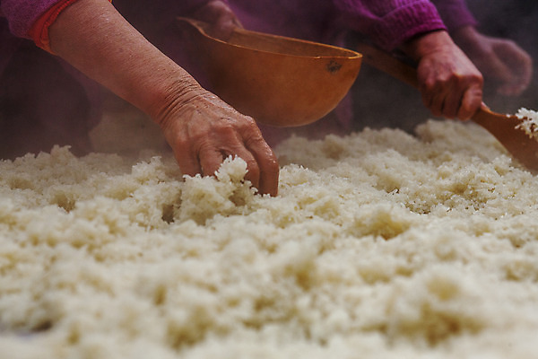 포토 JPG 한국전통 손 실내 들기 신체부위 만지기 제조 충청남도 바가지 전통주 나무주걱 제조과정 고두밥 국내포토 전통 모션 밥 주류 한국 사람 내부 목재 주걱 충청도 과정 파일형식