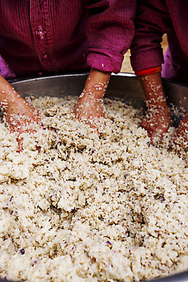 포토 JPG 한국전통 실내 사람 상반신 두명 앞모습 제조 충청남도 반죽 대야 전통주 제조과정 고두밥 국내포토 전통 뷰포인트 밥 주류 한국 내부 충청도 과정 파일형식