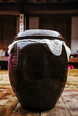 포토 JPG 주간 한국전통 사람없음 야외 아웃포커스 보자기 항아리 충청남도 저장 발효 전통주 국내포토 자연요소 전통 주류 한국 촬영기법 도자기 충청도 파일형식 천_직물