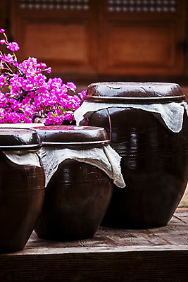 포토 JPG 주간 한국전통 꽃 사람없음 야외 보자기 항아리 충청남도 저장 발효 전통주 국내포토 자연요소 식물 전통 주류 한국 도자기 충청도 파일형식 천_직물