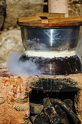 포토 JPG 주간 한국전통 사람없음 야외 덮개 연기 제조 아궁이 경상남도 숯불 물레방아 방앗간 하동 국내포토 자연요소 전통 한국 뚜껑 경상도 파일형식