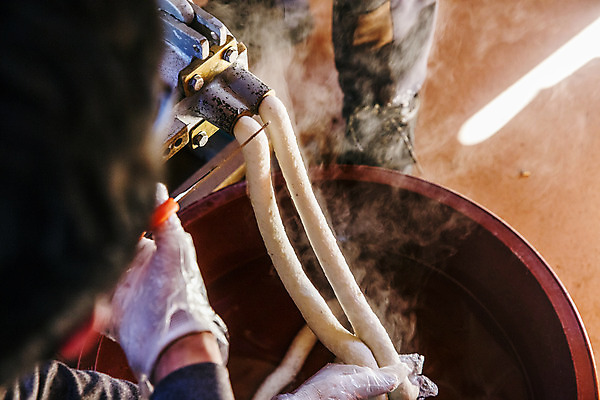 포토 JPG 한국전통 손 가위 실내 한명 들기 사람 뒷모습 연기 제조 소프트포커스 자르기 경상남도 대야 방앗간 가래떡 하동 국내포토 1 전통 뷰포인트 모션 문구용품 떡 한국 촬영기법 내부 신체부위 경상도 파일형식