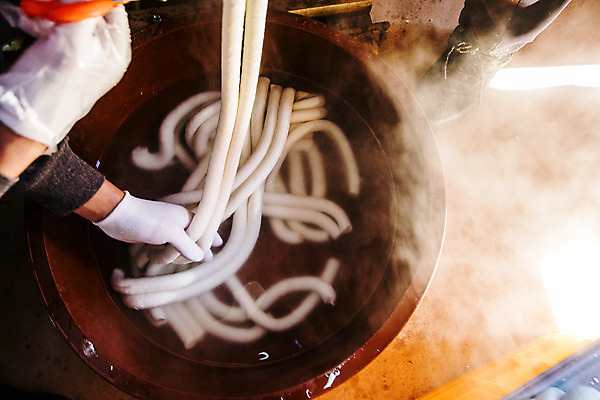 포토 JPG 한국전통 손 실내 신체부위 물 하이앵글 잡기 연기 제조 경상남도 대야 방앗간 가래떡 하동 국내포토 자연요소 전통 뷰포인트 모션 떡 한국 사람 내부 경상도 파일형식