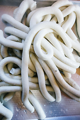 포토 JPG 한국전통 쟁반 실내 사람없음 쌓기 경상남도 방앗간 가래떡 하동 국내포토 전통 모션 떡 한국 내부 경상도 파일형식