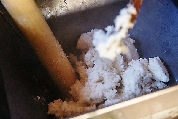 포토 JPG 한국전통 떡 실내 근접촬영 사람없음 기계 경상남도 방앗간 나무막대 떡메치기 제조과정 하동 국내포토 전통 뷰포인트 모션 한국 내부 막대 경상도 과정 파일형식