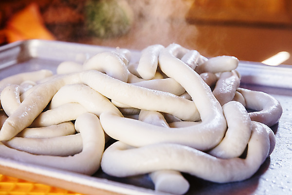 포토 JPG 한국전통 쟁반 실내 사람없음 아웃포커스 연기 경상남도 방앗간 가래떡 하동 국내포토 전통 떡 한국 촬영기법 내부 경상도 파일형식