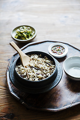 포토 JPG 그릇 식재료 실내 사람없음 경상남도 뚝배기 특산물 고사리 나무쟁반 나무주걱 나물밥 남해군 나무배경 국내포토 식기 백그라운드 채소 밥 쟁반 내부 목재 경상도 주걱 파일형식