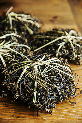 포토 JPG 식재료 실내 사람없음 아웃포커스 볏짚 경상남도 묶기 특산물 고사리 남해군 나무배경 산나물 국내포토 백그라운드 채소 모션 촬영기법 내부 짚 경상도 나물 파일형식