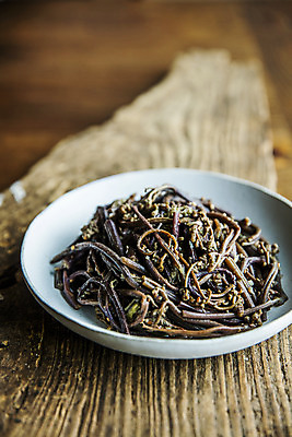 포토 JPG 그릇 식재료 실내 사람없음 경상남도 특산물 고사리 나무도마 나물무침 남해군 산나물 국내포토 식기 채소 도마 내부 목재 경상도 나물 무침 파일형식