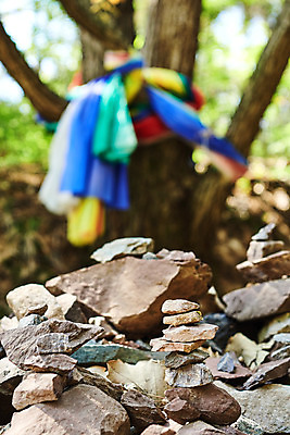 포토 JPG 주간 나무 풍경 사람없음 야외 아웃포커스 관광지 쌓기 봄 돌_바위 묶기 천 충청북도 국내여행 소원탑 국내포토 자연요소 식물 계절 여행 모션 촬영기법 탑 직물 충청도 파일형식