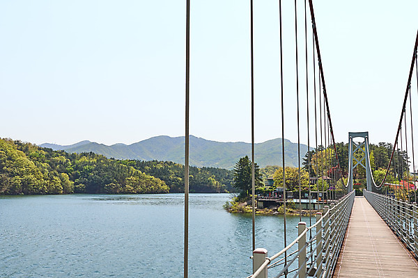 포토 JPG 주간 하늘 풍경 사람없음 야외 관광지 봄 숲 충청북도 국내여행 초평저수지 가교 국내포토 자연요소 건축물 계절 여행 저수지 충청도 파일형식
