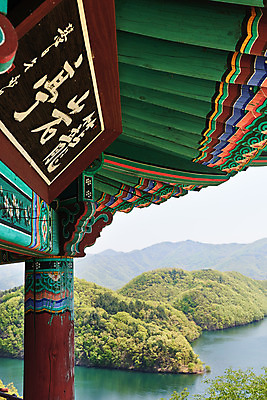 포토 JPG 주간 풍경 사람없음 야외 관광지 봄 숲 정자 충청북도 국내여행 초평저수지 현판 국내포토 자연요소 건축물 계절 여행 저수지 충청도 파일형식