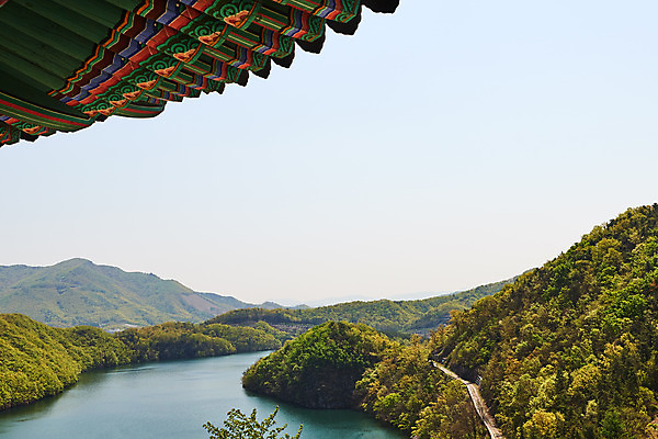 포토 JPG 주간 하늘 풍경 사람없음 야외 관광지 봄 숲 충청북도 국내여행 지붕처마 초평저수지 국내포토 자연요소 계절 여행 지붕 저수지 처마 충청도 파일형식