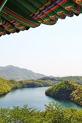 포토 JPG 주간 하늘 풍경 사람없음 야외 관광지 봄 숲 충청북도 국내여행 지붕처마 초평저수지 국내포토 자연요소 계절 여행 지붕 저수지 처마 충청도 파일형식