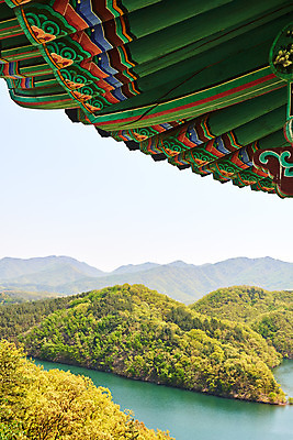 포토 JPG 주간 하늘 풍경 사람없음 야외 관광지 봄 숲 충청북도 국내여행 지붕처마 초평저수지 국내포토 자연요소 계절 여행 지붕 저수지 처마 충청도 파일형식