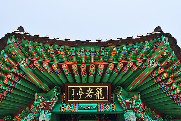 포토 JPG 주간 로우앵글 하늘 풍경 사람없음 야외 관광지 봄 정자 충청북도 국내여행 초평저수지 현판 국내포토 자연요소 건축물 계절 뷰포인트 여행 저수지 충청도 파일형식