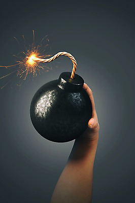 PSD 편집 편집이미지 손 불꽃 들기 신체부위 3D 검은색 위험 폭발 폭탄 불안 디지털합성 심지 편집소스 편집3D 감정 컬러 컨셉 모션 불 사람 폭발물 파일형식