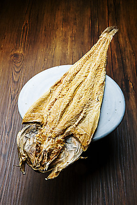 포토 JPG 접시 식재료 실내 사람없음 해산물 강원도 건어물 북어포 속초 나무배경 국내포토 식기 백그라운드 한국 내부 파일형식 어포