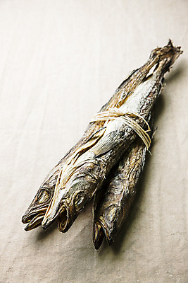 포토 JPG 줄 식재료 실내 사람없음 명태 묶기 해산물 강원도 건어물 속초 베이지색배경 국내포토 백그라운드 모션 한국 내부 생태_생선 베이지색 파일형식