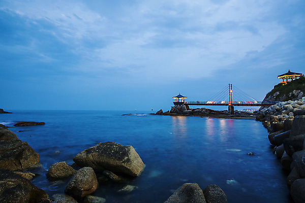 포토 JPG 바다 하늘 풍경 사람없음 야외 돌_바위 야간 정자 강원도 국내여행 속초 가교 국내포토 자연요소 건축물 여행 한국 파일형식