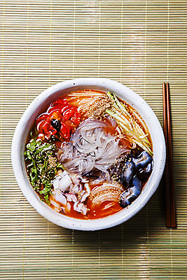 포토 JPG 그릇 음식 바다 실내 사람없음 하이앵글 해산물 오징어 강원도 나무젓가락 나무발 물회 속초 국내포토 식기 뷰포인트 젓가락 연체동물 한국 내부 수중동물 파일형식