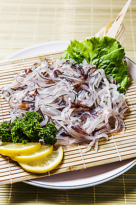 포토 JPG 그릇 음식 실내 사람없음 레몬 해산물 강원도 나무발 속초 오징어회 국내포토 식기 과일 한국 내부 회 파일형식