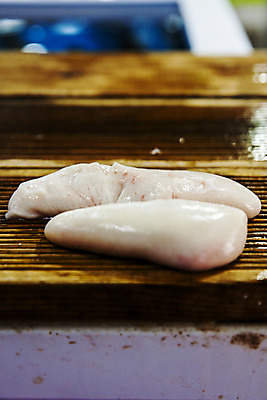 포토 JPG 실내 근접촬영 사람없음 아웃포커스 복어 해산물 강원도 나무받침 생선알 어시장 주문진 국내포토 뷰포인트 한국 촬영기법 어류 내부 목재 알 시장 받침대 해수욕장 강릉 파일형식